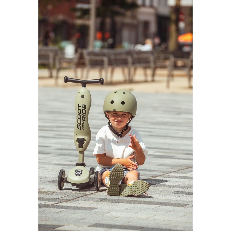 Niño en patinete evolutivo Scoot and Ride verde Olive